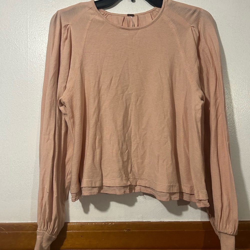 Free People small Long Sleeve Crewneck Top in Blush Pink